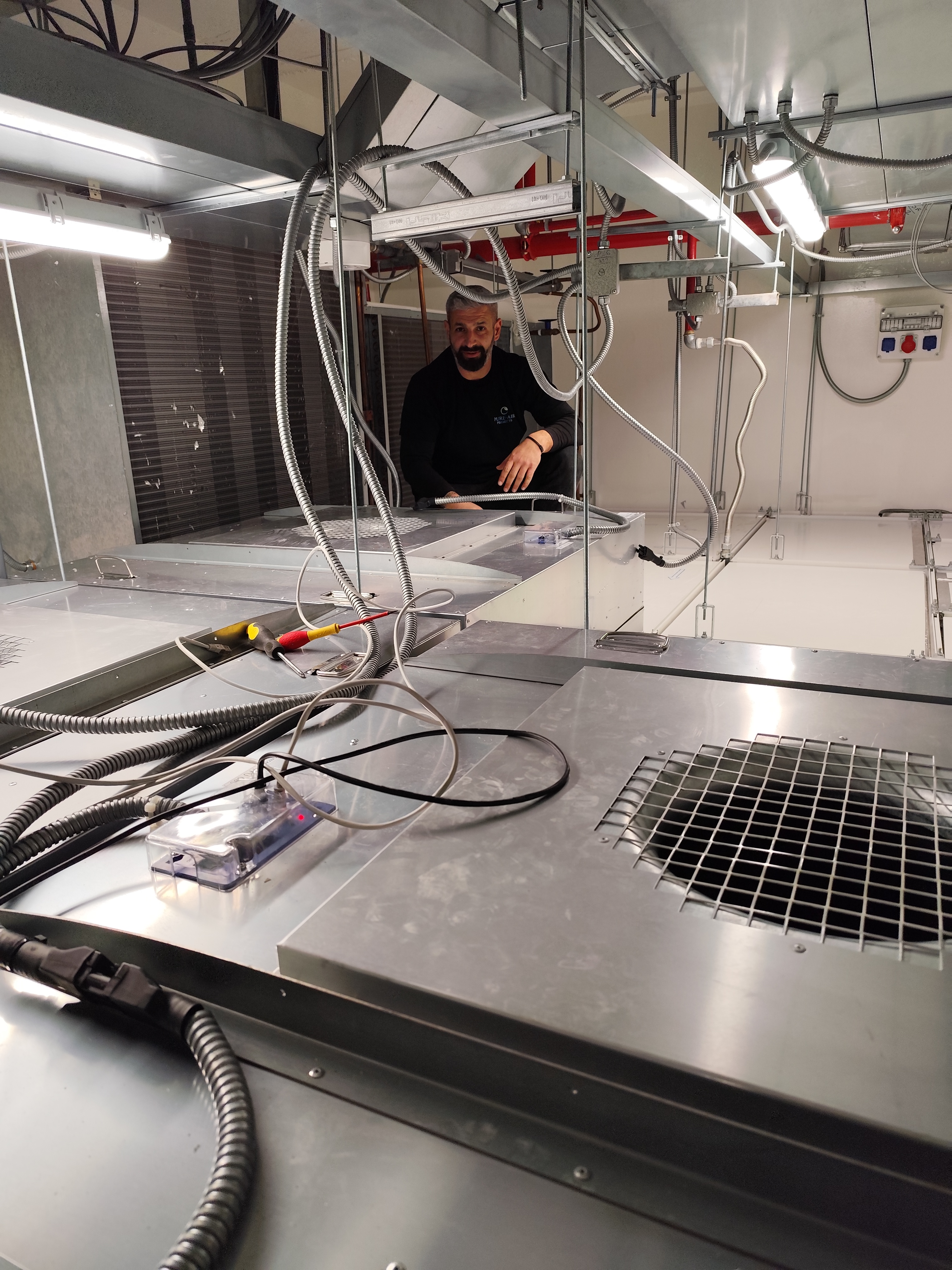 חיבור תשתיות תקרה לחדר נקי