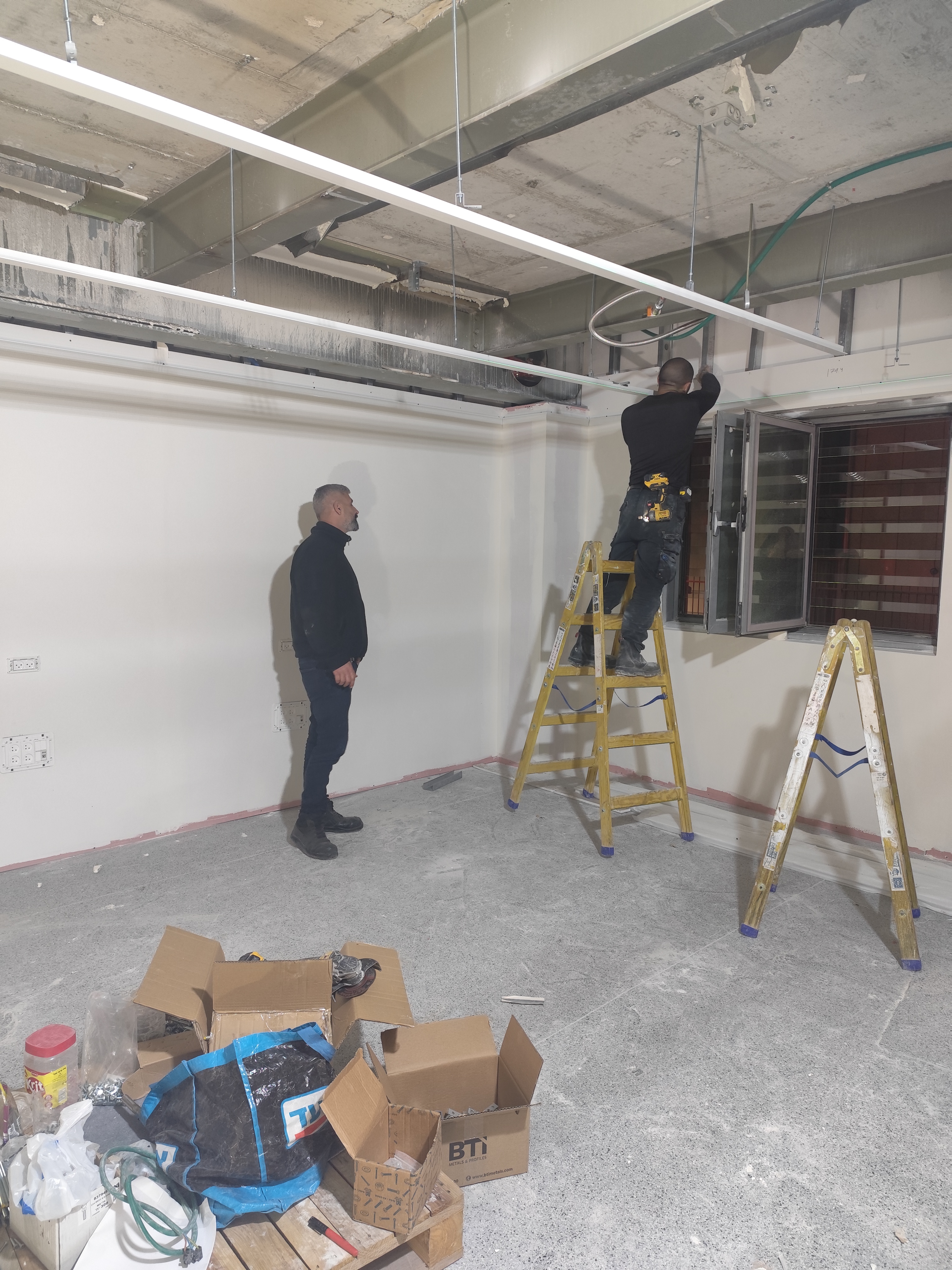 התקנת תקרה עם FFU